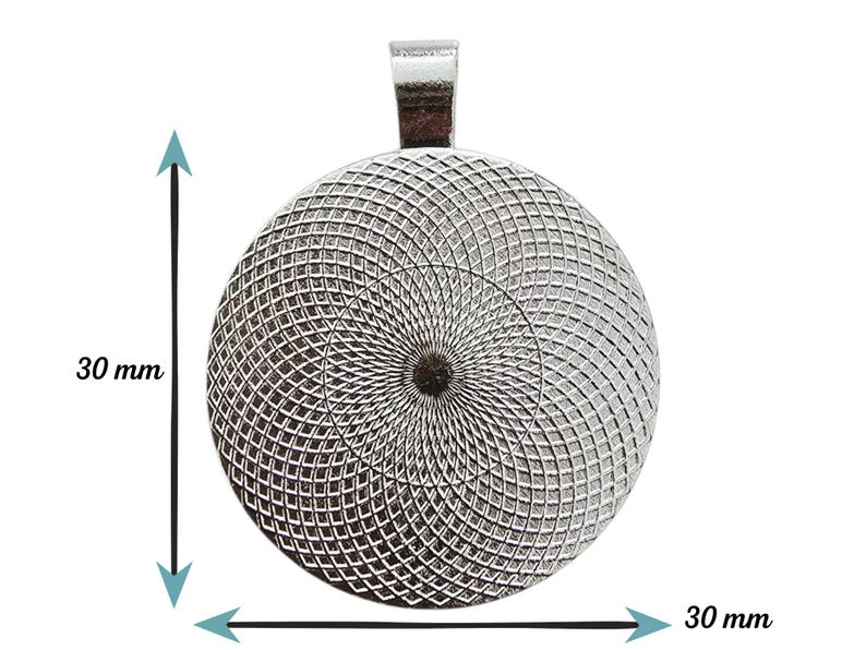 Pu&ograve; includere: Un ciondolo argentato con una superficie rotonda e strutturata, di 30 mm di diametro. Ha un'asola per il fissaggio a una catena. La superficie strutturata presenta un motivo a spirale. Per la creazione di gioielli.