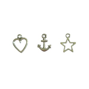 Pu&ograve; includere: Tre ciondoli color argento: un cuore, un'ancora e una stella. Ogni ciondolo ha un piccolo anello nella parte superiore per il fissaggio a gioielli o altri lavori artigianali. Il cuore &egrave; un contorno aperto, l'ancora ha dettagli e la stella &egrave; un contorno aperto.