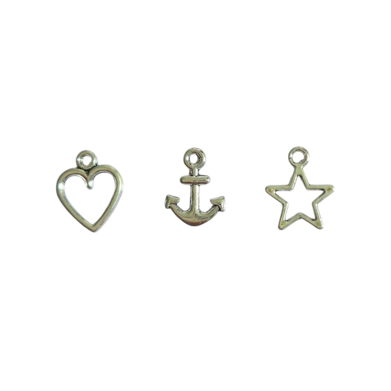 Pu&ograve; includere: Tre ciondoli color argento: un cuore, un'ancora e una stella. Ogni ciondolo ha un piccolo anello nella parte superiore per il fissaggio a gioielli o altri lavori artigianali. Il cuore &egrave; un contorno aperto, l'ancora ha dettagli e la stella &egrave; un contorno aperto.