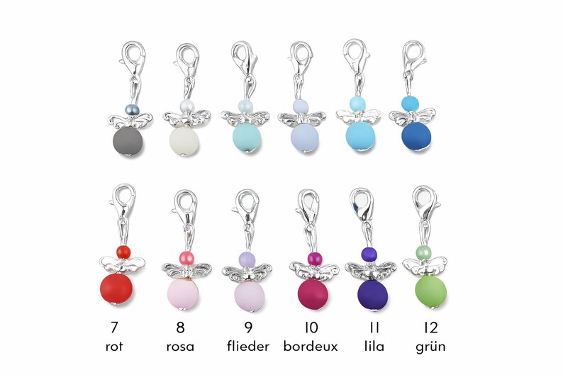 Pu&ograve; includere: Una collezione di dodici ciondoli a forma di angelo in vari colori, ciascuno con un fermaglio e ali argentate. I ciondoli presentano un corpo di perline colorate e una testa di perline pi&ugrave; piccola. I colori includono grigio, bianco, blu, rosso, rosa, viola e verde.