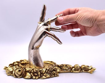 Espejo vintage con mano emergiendo soporte de anillos exhibicion de joyeria decoracion estatua baño dorado y plata  porta anillos