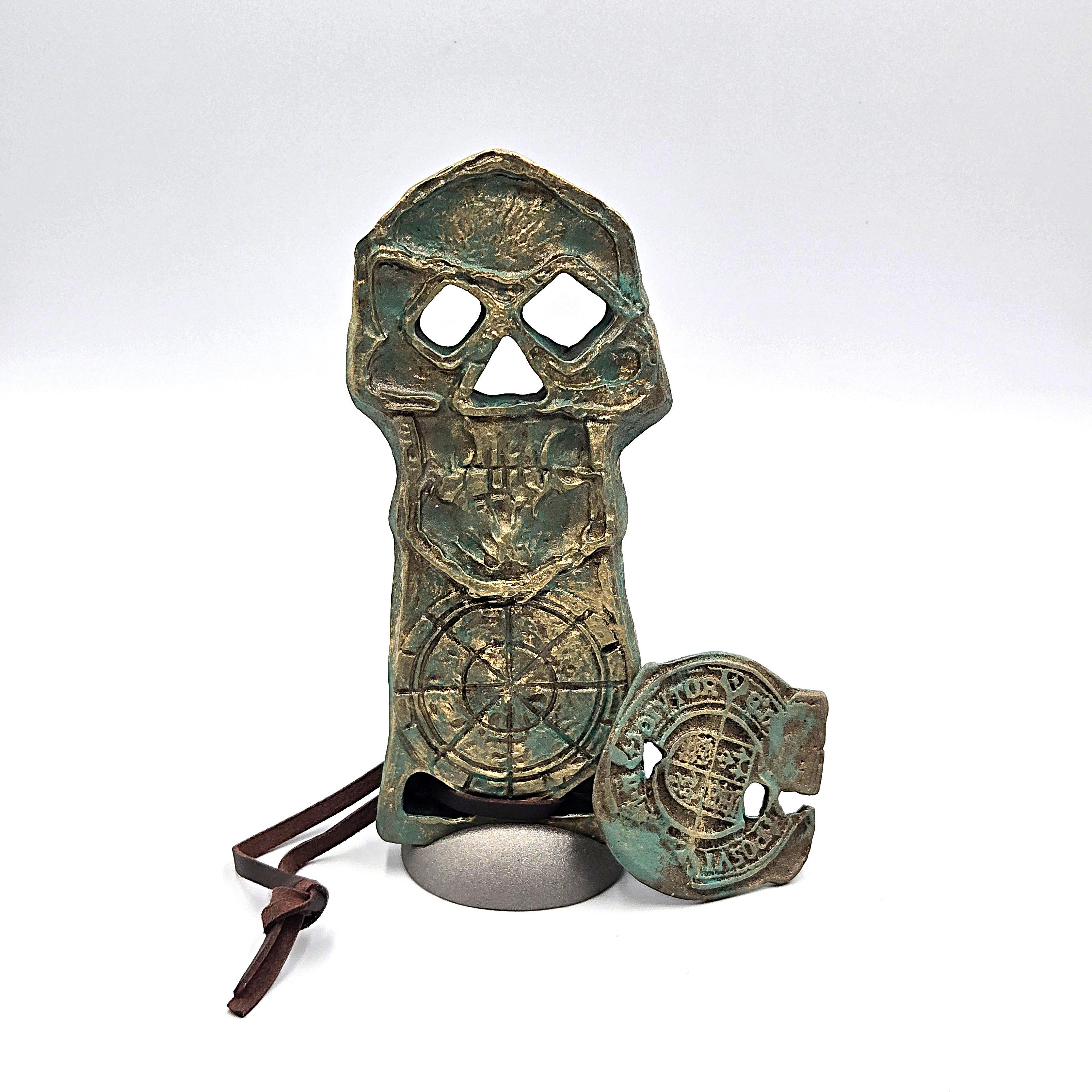 The Goonies Skeleton Key Replica + Doubloon + Stand. Film