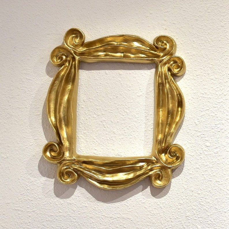 El marco de FRIENDS mas GRANDE 34 cm, amarillo, vintage, oro. friends peephole frame gold XL