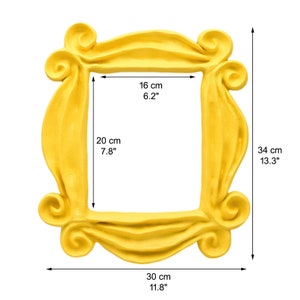 El marco de FRIENDS mas GRANDE 34 cm, amarillo, vintage, oro. friends peephole frame imagen 3