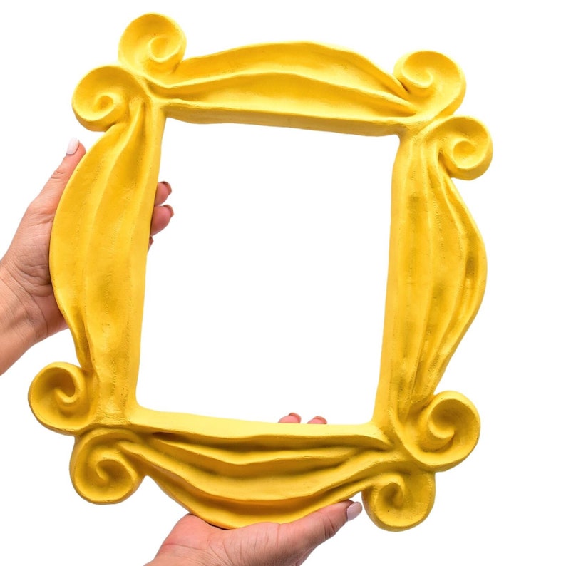 El marco de FRIENDS mas GRANDE 34 cm, amarillo, vintage, oro. friends peephole frame imagen 1