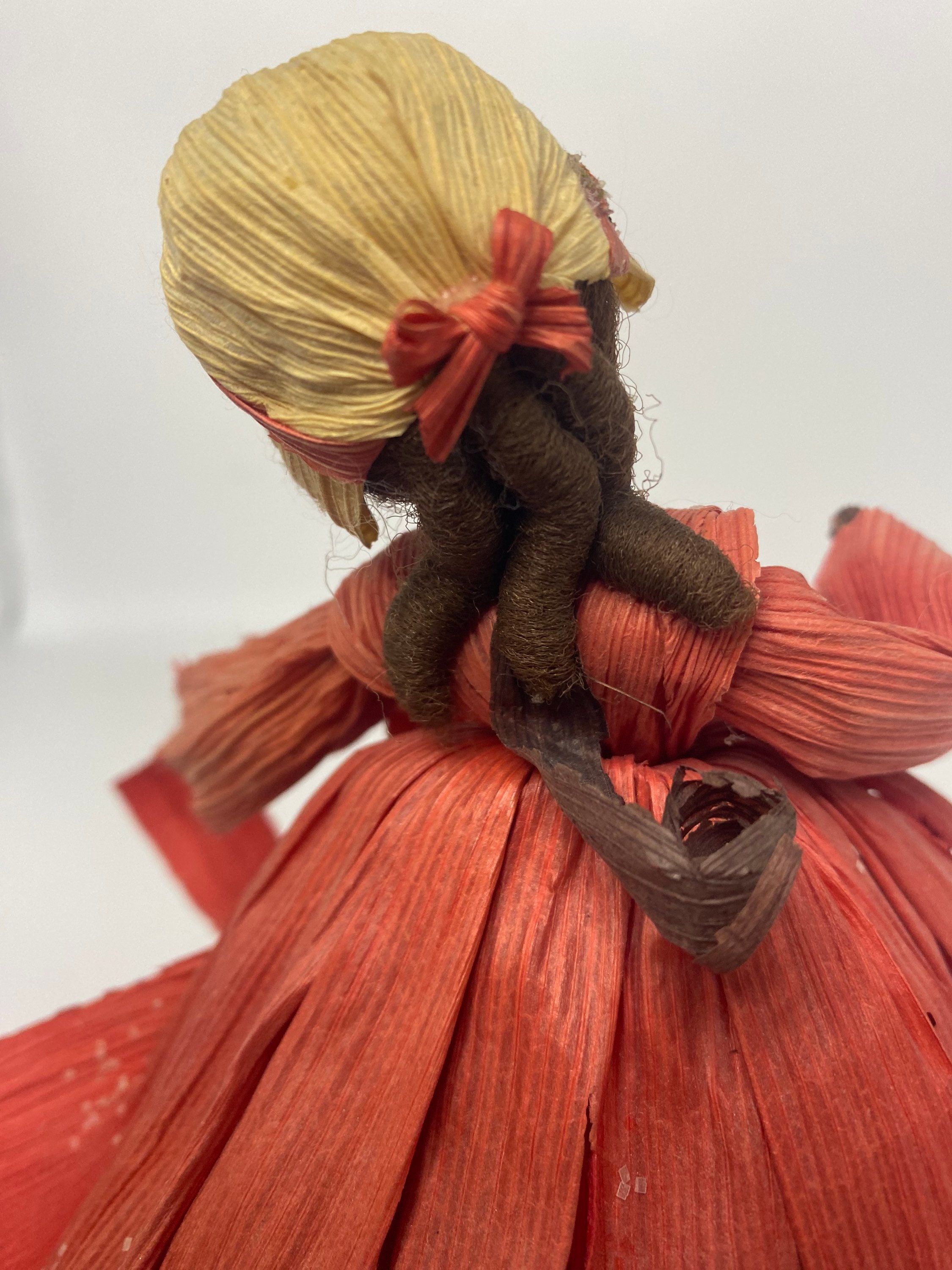 ヴィンテージのトウモロコシの皮人形、精巧に作られた手作りの原始的な