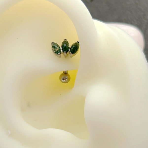 Piercing rook per sopracciglio in titanio da 16g con bilanciere curvo in agata muschiata.