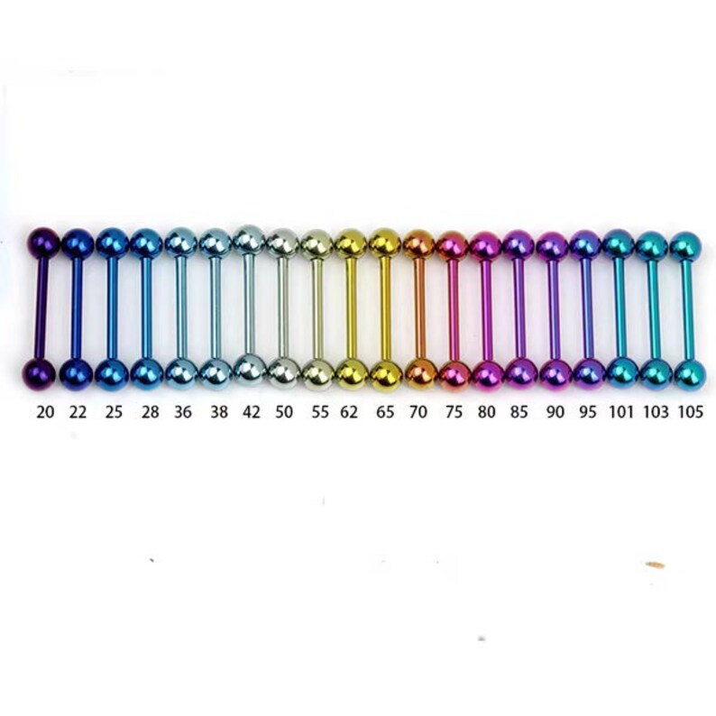 Puede incluir: Un conjunto de 20 joyas para el cuerpo de barra de titanio en varios colores, incluidos azul, verde, dorado, morado y plateado. Las barras se organizan en una fila de la m&aacute;s peque&ntilde;a a la m&aacute;s grande, con los tama&ntilde;os etiquetados debajo de cada barra.