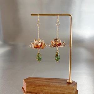 Um par de brincos de lóbulo de flor Louts - brincos de argola dourados