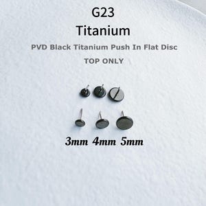 Può includere: G23 Titanium PVD Black Titanium Push In Flat Disc TOP ONLY. Sei componenti circolari piatti di colore nero in tre dimensioni: 3mm, 4mm e 5mm. Ogni pezzo presenta un sottile perno metallico per l'inserimento, disposti in due file.