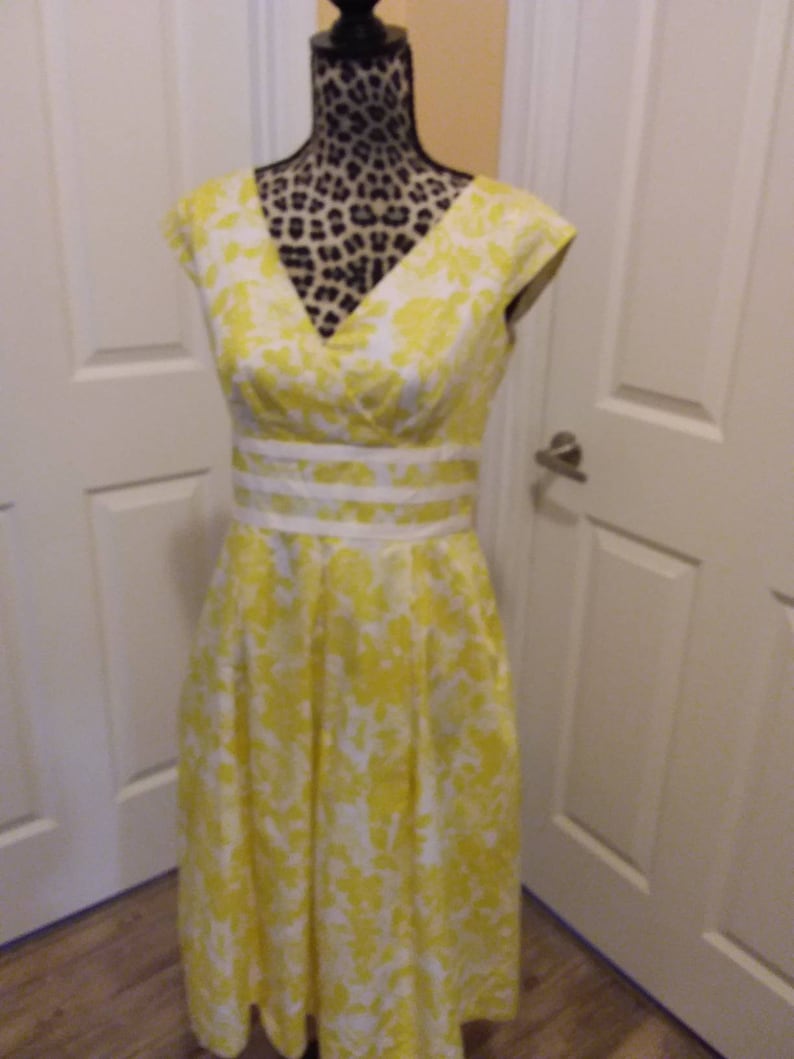 Adorable never used Vintage Liz Claiborne Dress Size 6 in Yellow and White Flower Print.