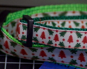 Collier de sapin de Noël sur fond vert.