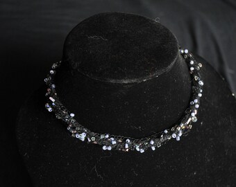 Collier noir multi-brins avec perles violettes