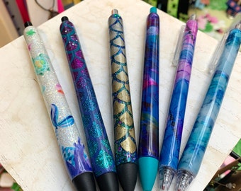 Stylo sirène : assortiment de stylos avec des sirènes ou des couleurs de sirène