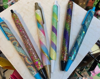 Stylos à bille pailletés : des rayures !