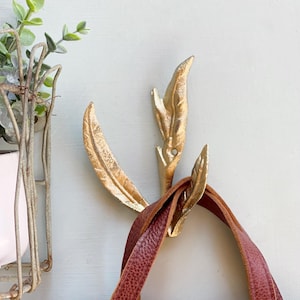 Cast Iron Wall Hook-Rustic Nature-Inspired Coat Hook, Decorative Leaf Hanger For Entryway, Garden, or Bathroom Decor