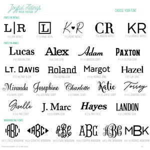 Puede incluir: Una selecci&oacute;n de fuentes para iniciales, nombres y monogramas, incluyendo serif moderno, bloque militar y estilos de escritura. La imagen muestra varias opciones de fuente para art&iacute;culos personalizados, con ejemplos como "Lucas" y "Alex".