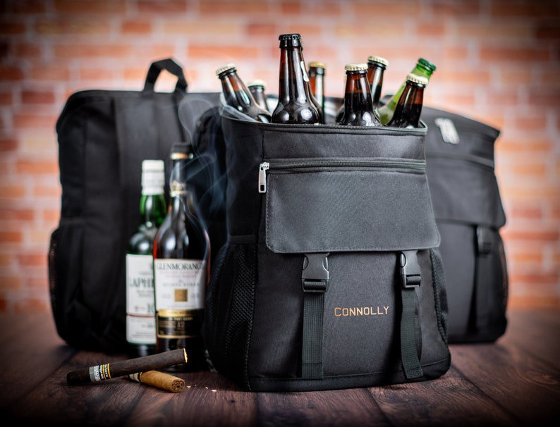 K&ouml;nnte beinhalten: Schwarzer isolierter Rucksack mit einer Rei&szlig;verschlusstasche vorne und dem eingestickten Wort "CONNOLLY" auf der Vorderseite. Der Rucksack ist mit Bierflaschen gef&uuml;llt.