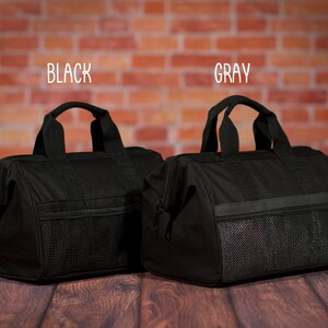 K&ouml;nnte beinhalten: Zwei schwarze Reisetaschen mit Netztaschen und Rei&szlig;verschl&uuml;ssen. Die Tasche links ist mit "BLACK" und die Tasche rechts mit "GRAY" beschriftet.