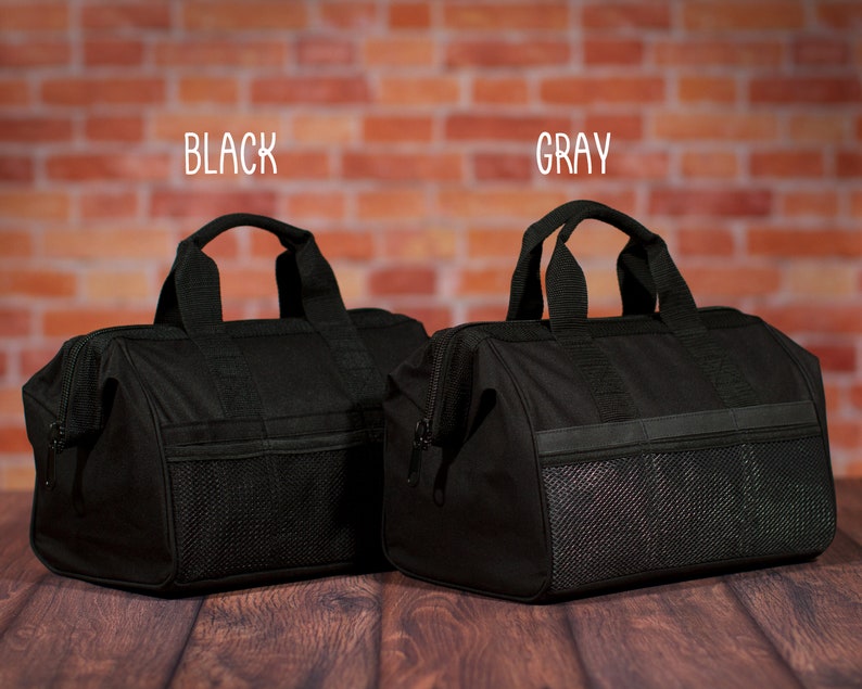 K&ouml;nnte beinhalten: Zwei schwarze Reisetaschen mit Netztaschen und Rei&szlig;verschl&uuml;ssen. Die Tasche links ist mit "BLACK" und die Tasche rechts mit "GRAY" beschriftet.