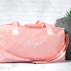 Custom Name Women&#39;s Duffle Bag, Personalized Pink Travel Bag, Gift Ideas for Friend, Sports Duffel Bag, Pink Travel Duffle