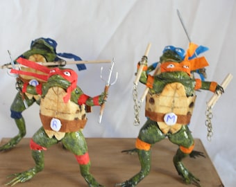 taxidermie  4 grenouille ninja ensemble      taxidermy  4frog bande dessinées collection  Mutant  cabinet de curiosité