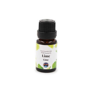 Op de afbeelding: Een klein bruin glazen flesje met een zwarte dop, gevuld met limoenolie. Het etiket vermeldt "Huile Essentielle 100% PURE Essential Oil Lime Lime".