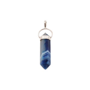 Peut inclure: Un pendentif en agate bleue et blanche en forme de pointe hexagonale. La pierre est enchâssée dans une bélière en métal argenté avec un anneau circulaire au sommet. L'agate présente des couches horizontales distinctes de tons bleu foncé et clair.