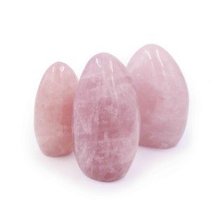 Peut inclure: Trois œufs en cristal de quartz rose de différentes tailles. Les œufs sont lisses et polis.