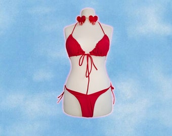 Roter Bikini mit Rüschen