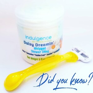 Pu&ograve; includere: Un barattolo bianco con un coperchio giallo e un'etichetta blu che recita "indulgence spa and body products Daisy Dreamin' Whipped Shower Icing Clementine Passion Fruit Jasmine Sandalwood Net Weight 8 fl oz". Un rasoio giallo con una testa bianca &egrave; accanto al barattolo. Il testo "Did you know?" &egrave; scritto in corsivo blu sotto il barattolo e il rasoio.