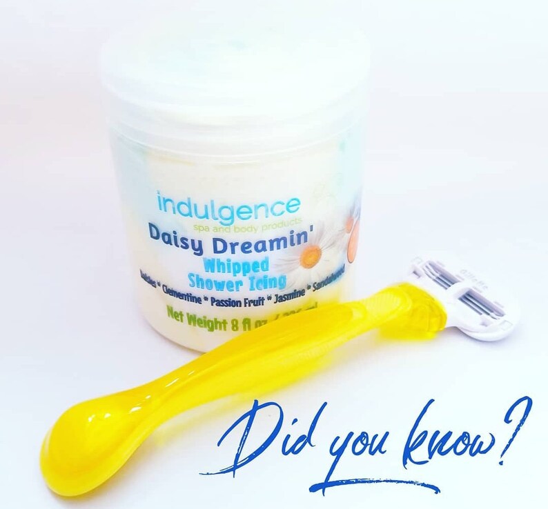 Pu&ograve; includere: Un barattolo bianco con un coperchio giallo e un'etichetta blu che recita "indulgence spa and body products Daisy Dreamin' Whipped Shower Icing Clementine Passion Fruit Jasmine Sandalwood Net Weight 8 fl oz". Un rasoio giallo con una testa bianca &egrave; accanto al barattolo. Il testo "Did you know?" &egrave; scritto in corsivo blu sotto il barattolo e il rasoio.