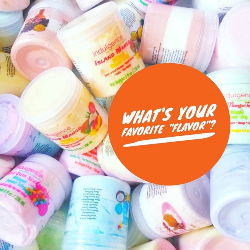 Pu&ograve; includere: Una variet&agrave; di prodotti colorati per il bagno e il corpo in barattoli con etichette che recitano "indulgence" e diversi sapori, tra cui Island Mango, Mango Tango e Gum Scrub. I barattoli sono disposti in una pila con un grande cerchio arancione al centro che dice "Qual &egrave; il tuo sapore preferito?"
