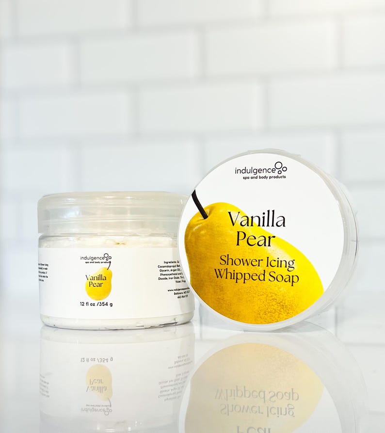 Pu&ograve; includere: Un barattolo bianco con un design a pera gialla e il testo "Vanilla Pear Shower Icing Whipped Soap" sull'etichetta. Il barattolo contiene un sapone montato bianco. Il barattolo &egrave; da 12 once liquide o 354 grammi.