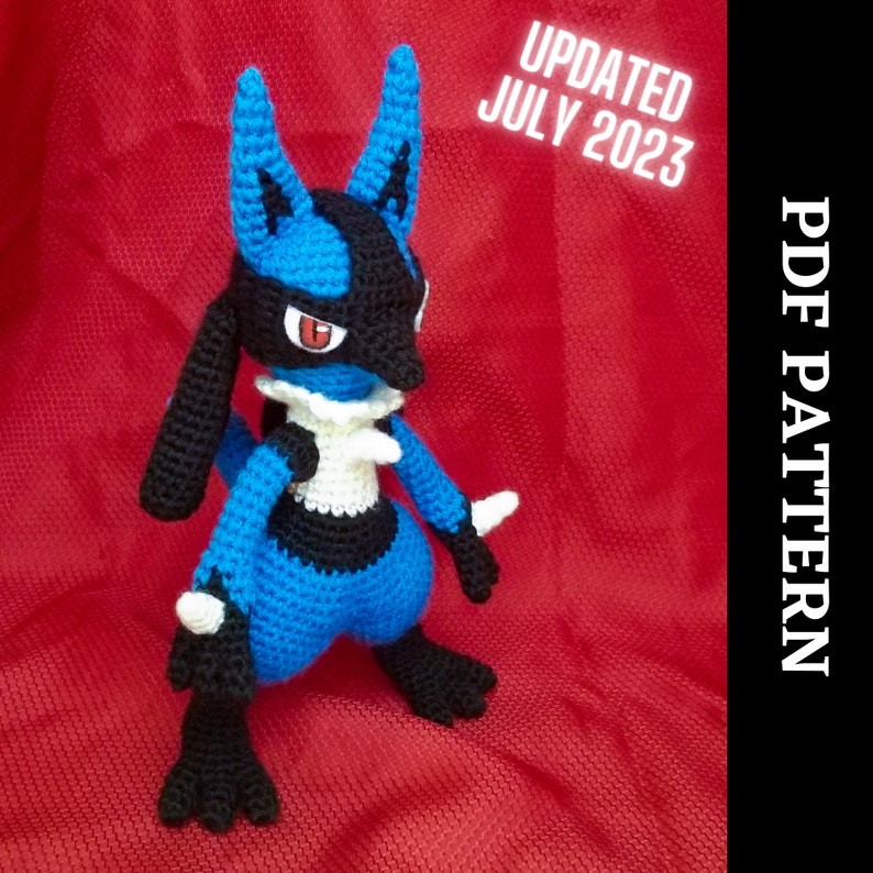 Puede incluir: Juguete de peluche de crochet Lucario Pokemon azul y negro. El juguete est&aacute; de pie sobre un fondo rojo. El texto "UPDATED JULY 2023" est&aacute; en la esquina superior derecha de la imagen. El texto "PDF PATTERN" est&aacute; en la esquina superior derecha de la imagen.
