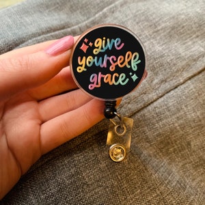 Odznaka „Give Yourself Grace” | Uroczy odznaka | Prezent dla pielęgniarki | Uchwyt na identyfikator medyczny | Odznaka z pozytywnym cytatem