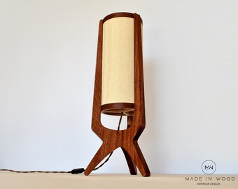 Lampe de table en bois. Éclairage décoratif, éclairage des années 70 Conception personnalisée.