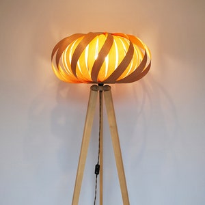 Stehlampe aus Holz. Dreibein-Stil. Einzigartiges Design.