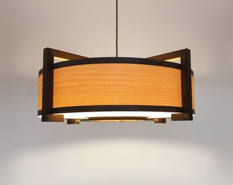 Plafonnier en bois au design moderne. Grande lumière.