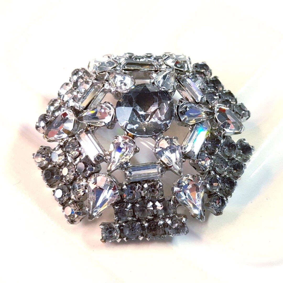 Broche Ancienne En Dôme Avec Strass – Monture Argentée, Occasion En Bon état, Vintage