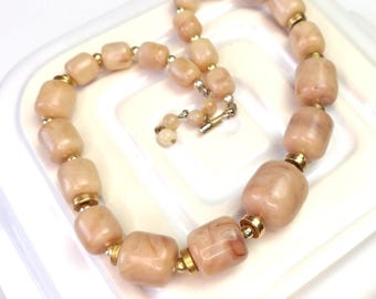 Collana vintage con perline color crema: bigiotteria di metà secolo