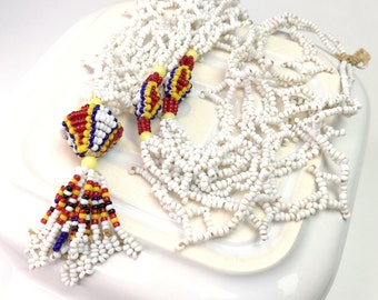 Naszyjnik z frędzlami z koralików w stylu art déco: długi biały wisiorek