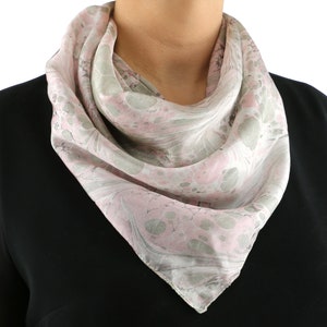 Foulard en soie marbrée peint à la main, foulard en mousseline de soie gris rose carré, foulard en soie de mûrier 100% pur, foulard de designer teint à la main en soie 34x34 »