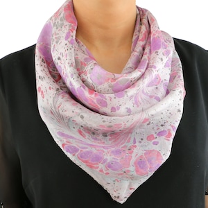 Écharpe en soie marbrée peinte à la main, carré de foulard en mousseline de soie rose, 100 % pur foulard en soie de mûrier teint à la main, foulard de créateur unique en soie 34 x 34&quot;