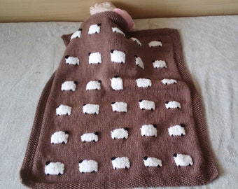 Prêt-à-partir Couverture pour bébé en laine tricotée à la main avec des moutons Couette préférée des enfants avec des moutons violets Jeté blanc Cadeau fait main pour bébé