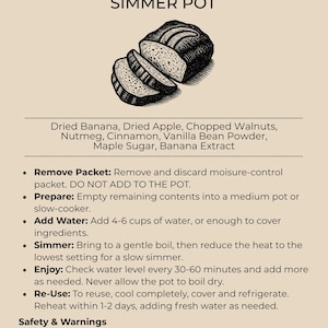 K&ouml;nnte beinhalten: Eine beige Informationskarte f&uuml;r den The Mossy Oak Banana Nut Bread Simmer Pot. Sie enth&auml;lt eine schwarz-wei&szlig;e Illustration eines Brotes, eine Zutatenliste mit getrockneten Bananen und Waln&uuml;ssen sowie Anweisungen f&uuml;r die rein aromatische Nutzung.