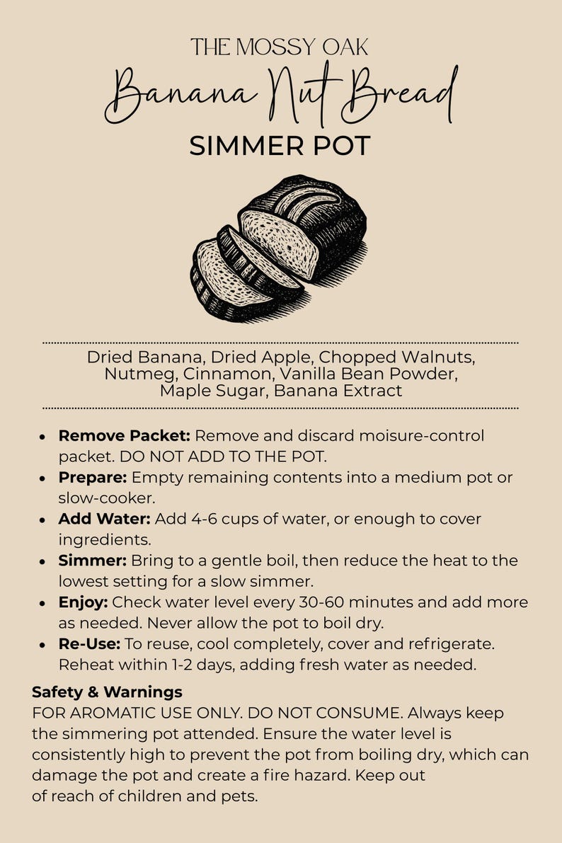 K&ouml;nnte beinhalten: Eine beige Informationskarte f&uuml;r den The Mossy Oak Banana Nut Bread Simmer Pot. Sie enth&auml;lt eine schwarz-wei&szlig;e Illustration eines Brotes, eine Zutatenliste mit getrockneten Bananen und Waln&uuml;ssen sowie Anweisungen f&uuml;r die rein aromatische Nutzung.
