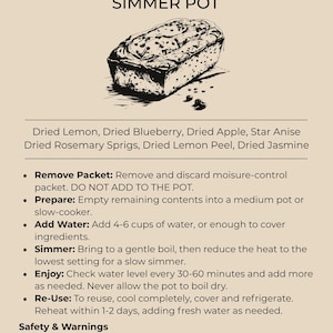 K&ouml;nnte beinhalten: Ein Produktetikett f&uuml;r The Mossy Oak Lemon Blueberry Loaf Simmer Pot. Es zeigt eine schwarz-wei&szlig;e Illustration eines Laibs, eine Zutatenliste mit getrockneter Zitrone, Blaubeere, Apfel, Sternanis, Rosmarin und Jasmin sowie Anweisungen.