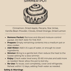 K&ouml;nnte beinhalten: Eine beige Informationskarte f&uuml;r The Mossy Oak Cinnasweet Simmer Pot mit einer schwarz-wei&szlig;en Strichzeichnung einer Zimtschnecke. Der Text listet Zutaten wie Zimt, getrocknete &Auml;pfel, Pekann&uuml;sse, Sternanis, Vanillepulver, Nelken, getrocknete Orange und Zitrone auf, zusammen mit Zubereitungshinweisen und Sicherheitshinweisen f&uuml;r die ausschlie&szlig;liche Verwendung als Duftmittel.