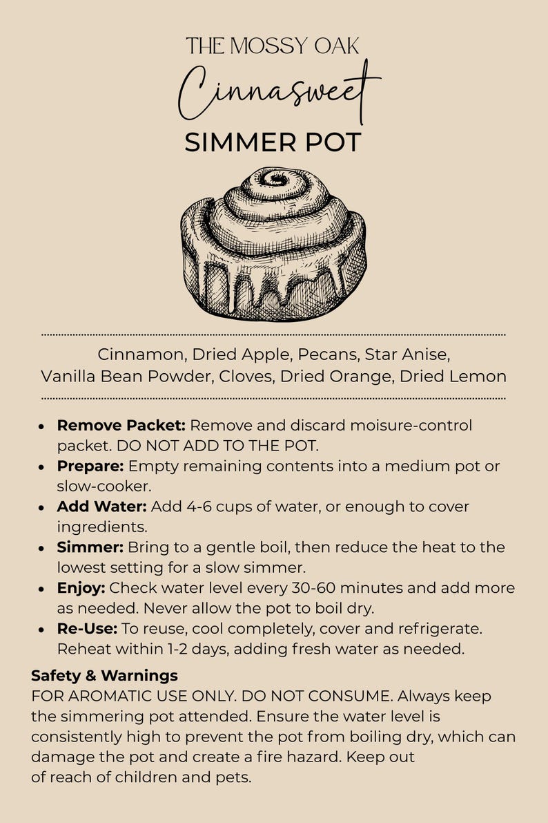 K&ouml;nnte beinhalten: Eine beige Informationskarte f&uuml;r The Mossy Oak Cinnasweet Simmer Pot mit einer schwarz-wei&szlig;en Strichzeichnung einer Zimtschnecke. Der Text listet Zutaten wie Zimt, getrocknete &Auml;pfel, Pekann&uuml;sse, Sternanis, Vanillepulver, Nelken, getrocknete Orange und Zitrone auf, zusammen mit Zubereitungshinweisen und Sicherheitshinweisen f&uuml;r die ausschlie&szlig;liche Verwendung als Duftmittel.
